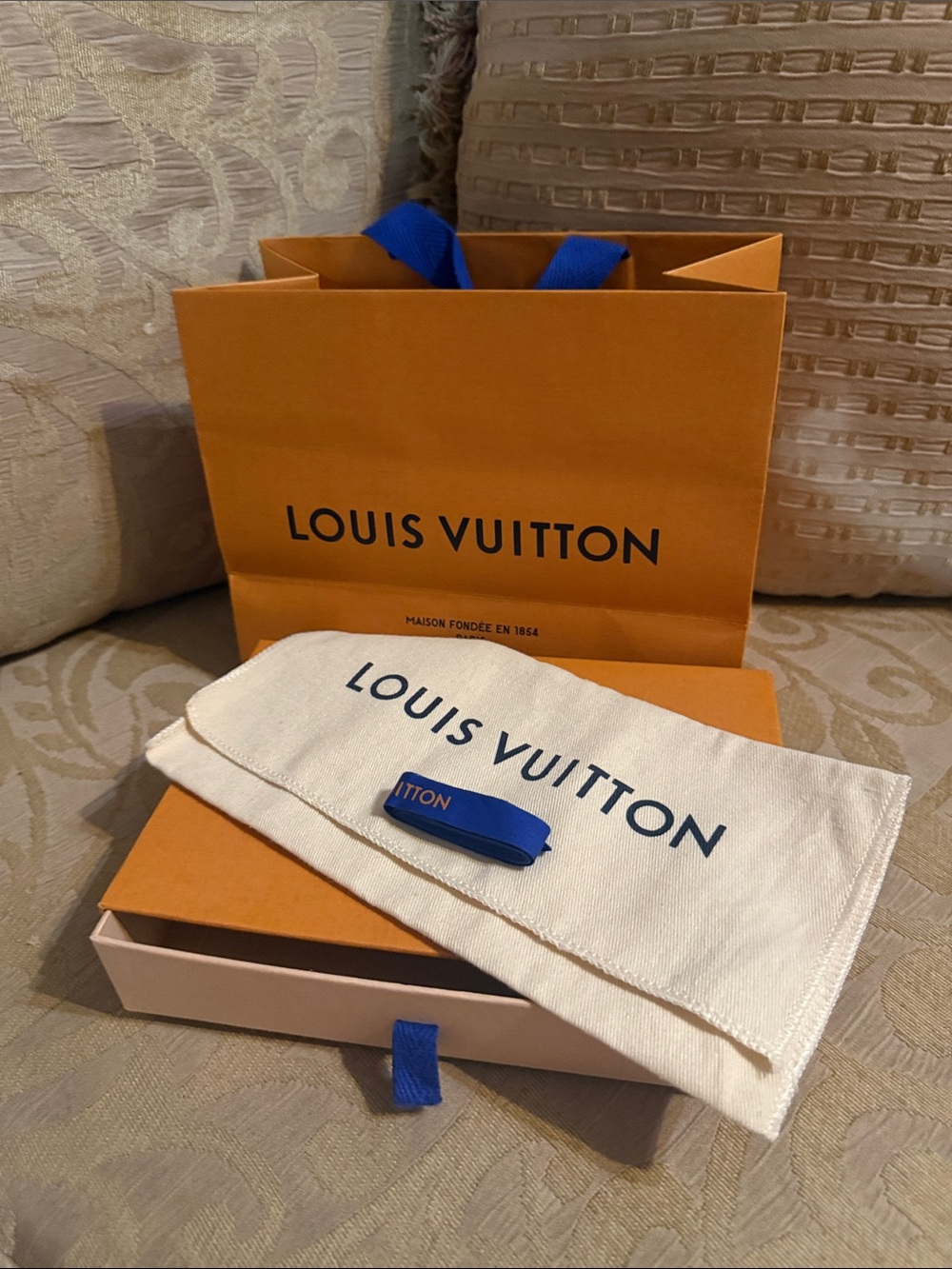 Louis Vuitton Combo includes box, dust bag, ribbon and gift bag, preloved